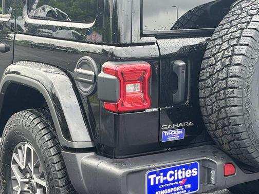 Black Clearcoat 2025 Jeep Wrangler 4-Door Sahara 4x4
