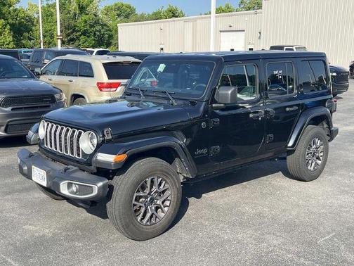 Black Clearcoat 2025 Jeep Wrangler 4-Door Sahara 4x4