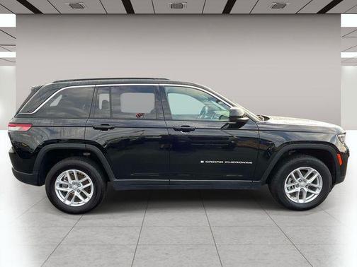 Diamond Black Crystal Pearlcoat 2025 Jeep Grand Cherokee Laredo