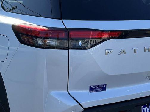 White Pearl 2025 Nissan Pathfinder SV FWD
