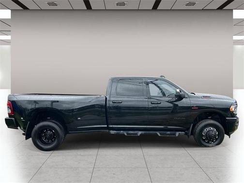 2022 RAM 3500 Big Horn Crew Cab 4x4 8' Box