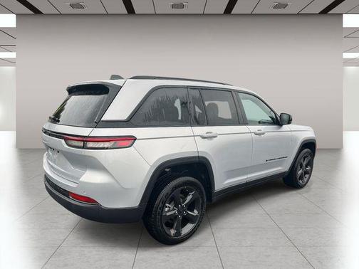 Silver Zynith 2025 Jeep Grand Cherokee Altitude