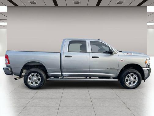 2022 RAM 2500 Tradesman Crew Cab 4x4 6'4' Box