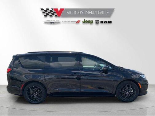 Diamond Black Crystal Pearlcoat 2025 Chrysler Pacifica Limited