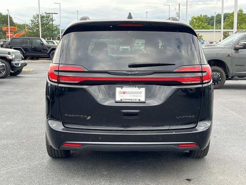 Diamond Black Crystal Pearlcoat 2025 Chrysler Pacifica Limited