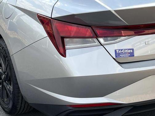 Shimmering Silver Pearl 2021 Hyundai ELANTRA SEL