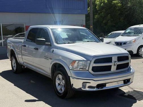Bright Silver Metallic Clearcoat 2017 RAM 1500 SLT
