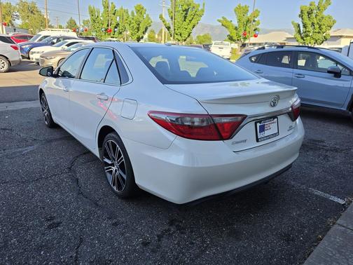 Blizzard Pearl 2016 Toyota Camry SE w/Special Edition Pkg