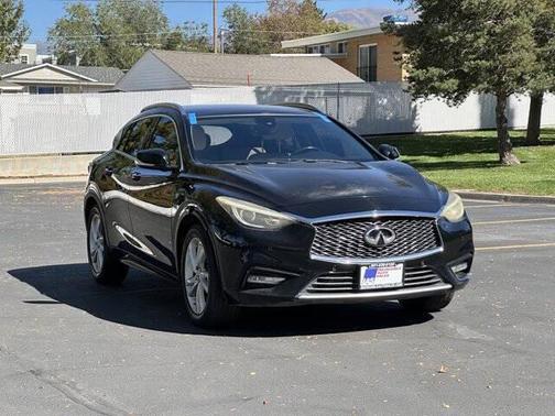 2017 INFINITI QX30 Premium