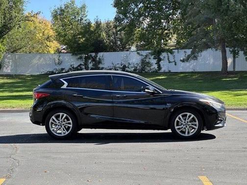 2017 INFINITI QX30 Premium