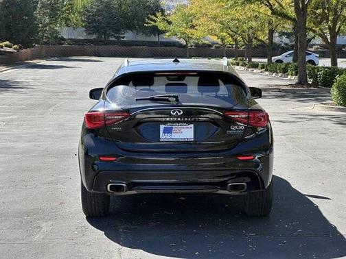 2017 INFINITI QX30 Premium