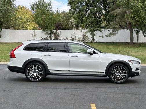2018 Volvo V90 Cross Country T6