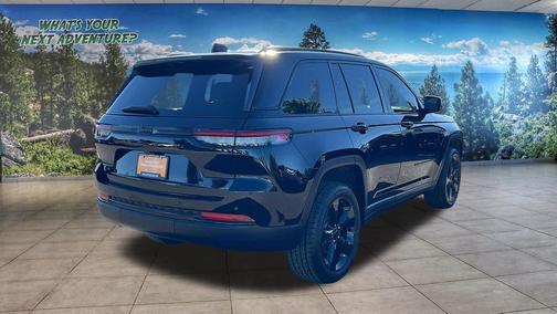 Diamond Black Crystal Pearlcoat 2023 Jeep Grand Cherokee Altitude