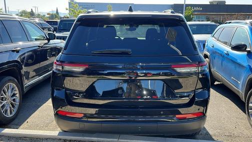 Diamond Black Crystal Pearlcoat 2023 Jeep Grand Cherokee Altitude