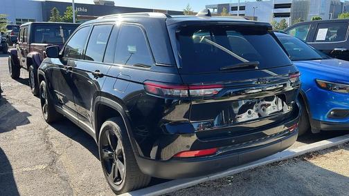Diamond Black Crystal Pearlcoat 2023 Jeep Grand Cherokee Altitude