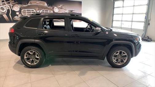 Diamond Black Crystal Pearlcoat 2019 Jeep Cherokee Trailhawk