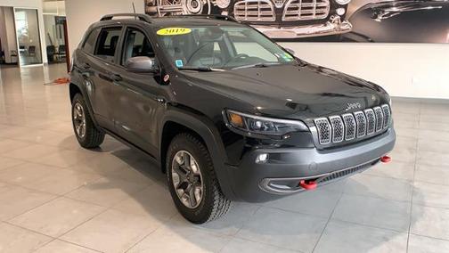 Diamond Black Crystal Pearlcoat 2019 Jeep Cherokee Trailhawk