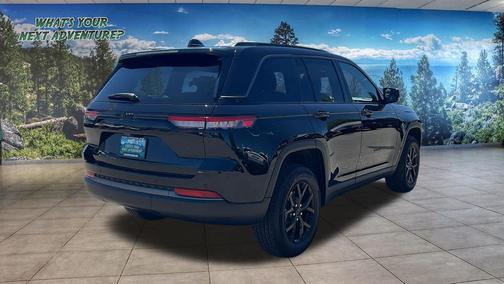 Diamond Black Crystal Pearlcoat 2026 Jeep Grand Cherokee Altitude