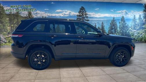 Diamond Black Crystal Pearlcoat 2026 Jeep Grand Cherokee Altitude
