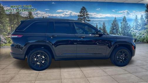 Diamond Black Crystal Pearlcoat 2026 Jeep Grand Cherokee Altitude