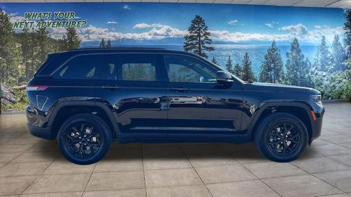 Diamond Black Crystal Pearlcoat 2026 Jeep Grand Cherokee Altitude