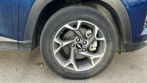 Blue Glow Metallic 2024 Chevrolet Trax LT