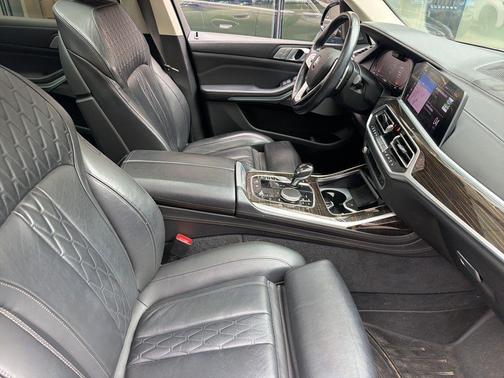 Black Sapphire Metallic 2019 BMW X7 xDrive40i