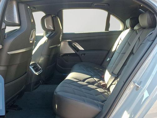 2026 BMW 750e i xDrive