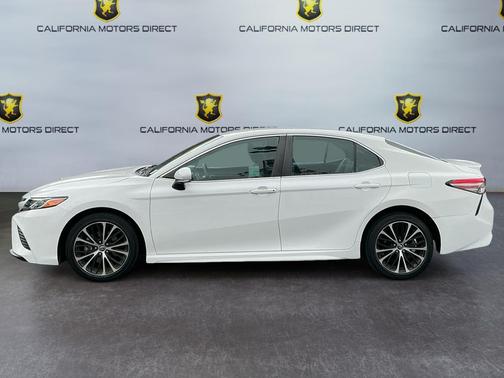Super White 2018 Toyota Camry SE