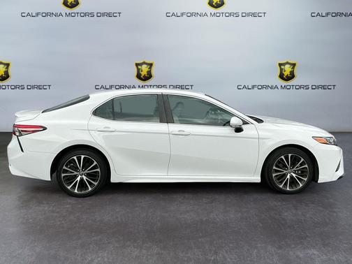 Super White 2018 Toyota Camry SE