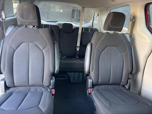 Velvet Red Pearlcoat 2022 Chrysler Voyager LX