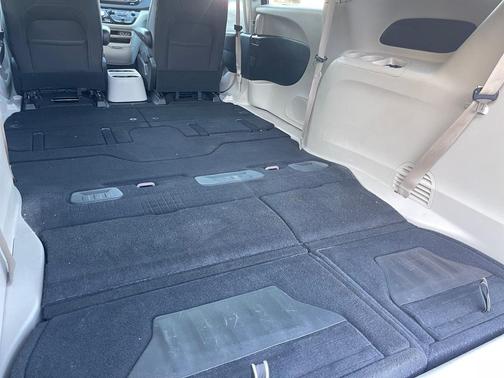 Velvet Red Pearlcoat 2022 Chrysler Voyager LX