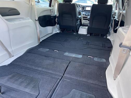 Velvet Red Pearlcoat 2022 Chrysler Voyager LX