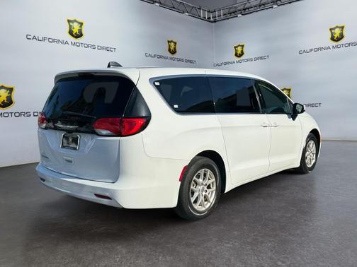 Bright White Clearcoat 2022 Chrysler Voyager LX