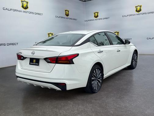 Glacier White 2025 Nissan Altima SV FWD