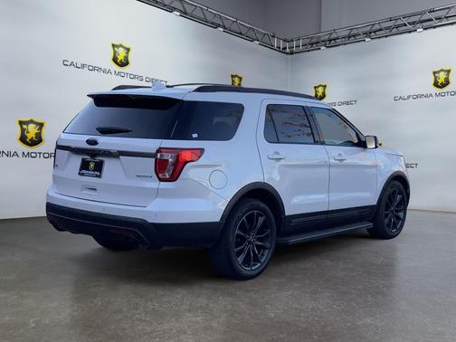 White Platinum Metallic Tri-Coat 2017 Ford Explorer XLT