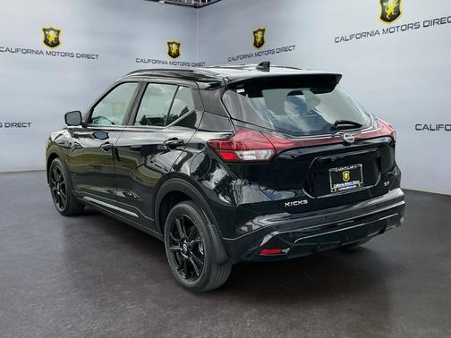Super Black 2023 Nissan Kicks SR