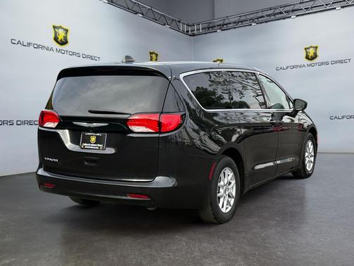 2022 Chrysler Voyager LX