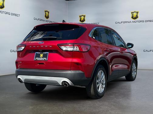 Rapid Red Metallic Tinted Clearcoat 2022 Ford Escape SE