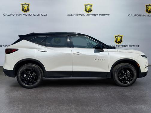 Iridescent Pearl Tricoat 2023 Chevrolet Blazer 2LT