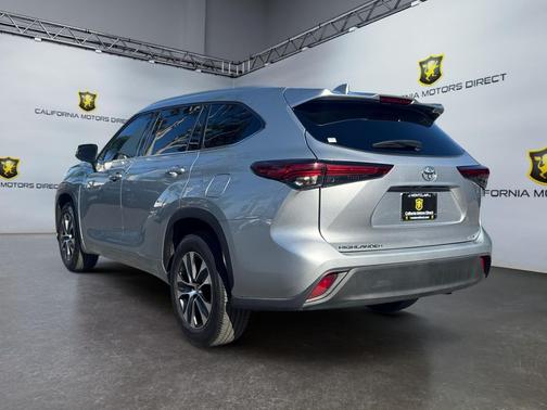 Celestial Silver Metallic 2022 Toyota Highlander XLE