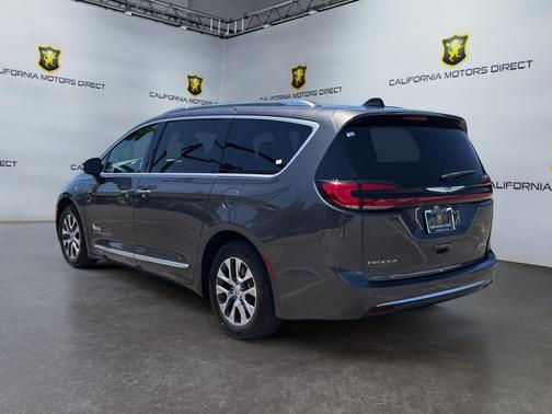 Granite Crystal Metallic Clearcoat 2023 Chrysler Pacifica L