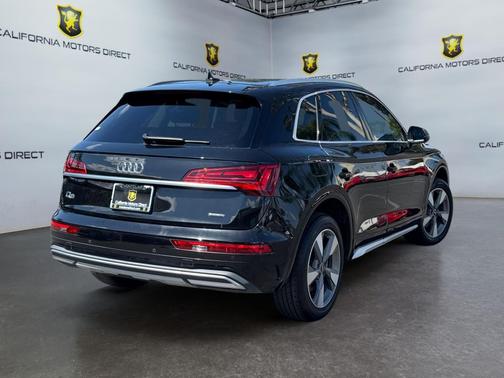 Mythos Black Metallic 2022 Audi Q5 40 Premium Plus