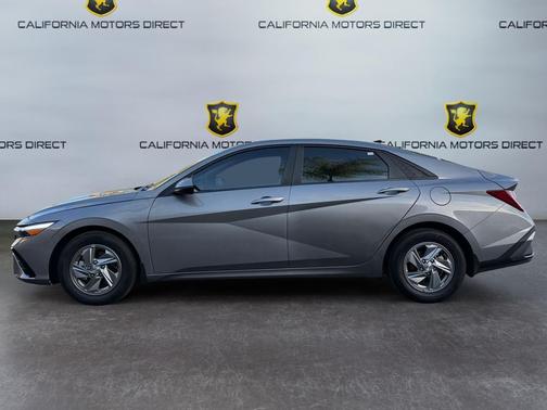 2024 Hyundai ELANTRA SE