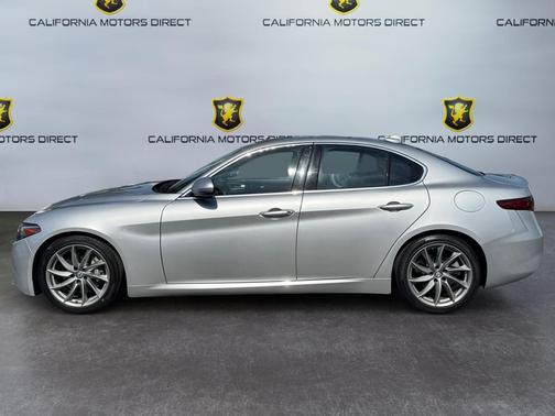 Silverstone Gray Metallic 2017 Alfa Romeo Giulia Base