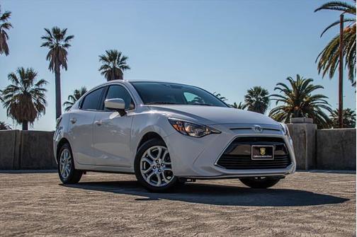 Frost 2017 Toyota Yaris iA Base