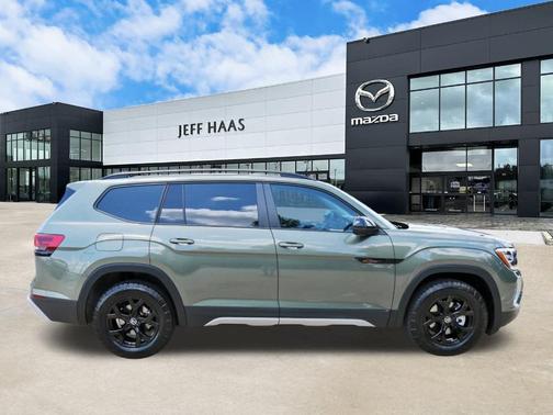 2024 Volkswagen Atlas 2.0T Peak Edition SEL