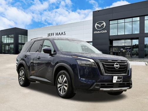 2025 Nissan Pathfinder SL