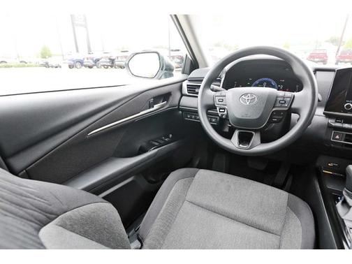 Ice 2025 Toyota Camry LE