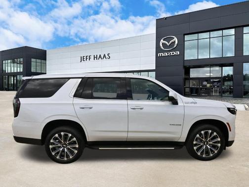 Iridescent Pearl Tricoat 2025 Chevrolet Tahoe High Country